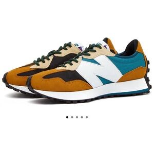 New Balance 327 sneakers in the 'Workwear Nightwatch Green' colorway size 6.5